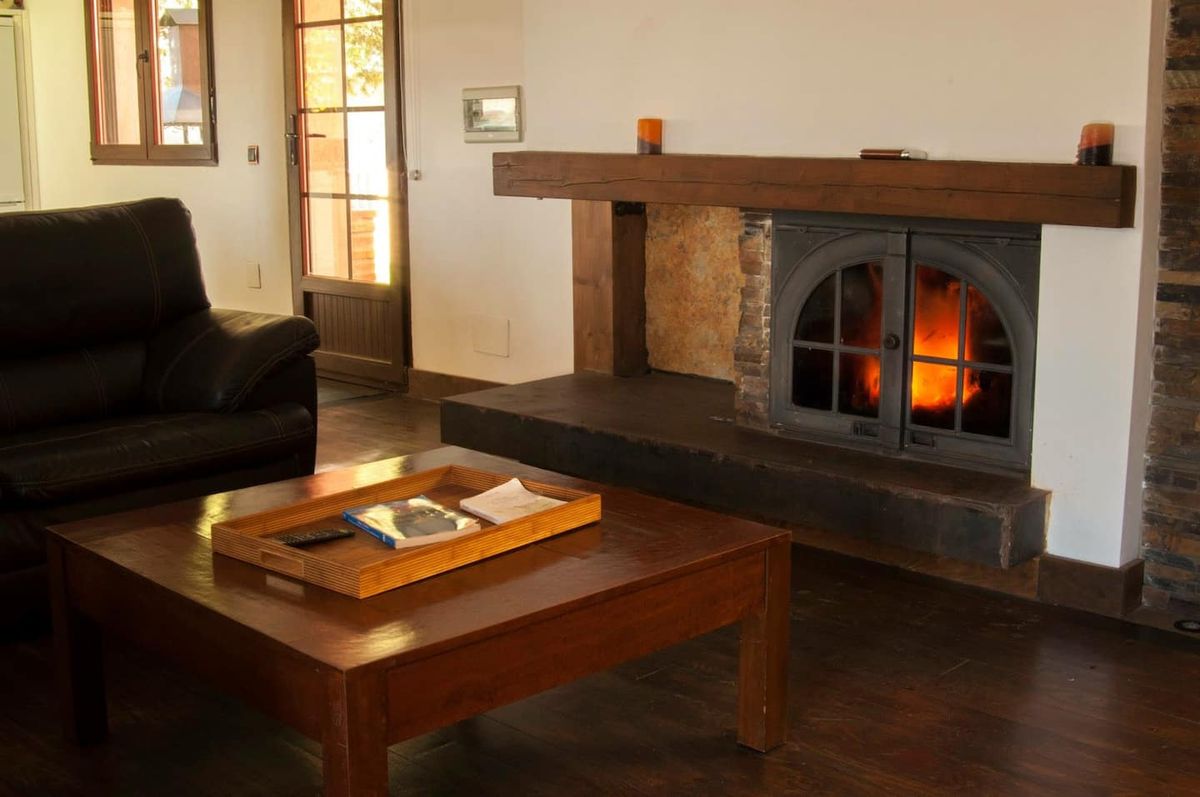 Salón con chimenea de leña