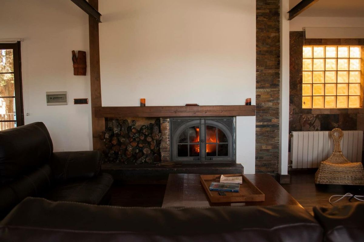 Salón con chimenea